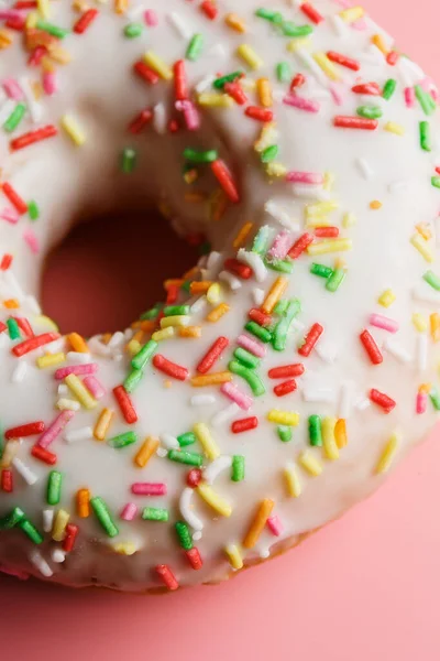 Zwei Saftige Frische Süße Donuts Mit Zuckerguss Und Streusel Auf — Stockfoto