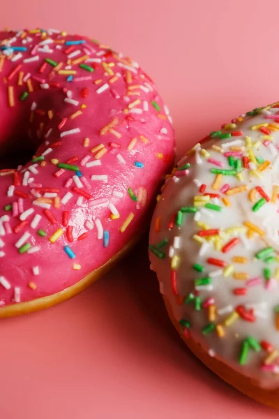 Два Сочных Свежих Сладких Пончика Сахарной Глазурью Посыпками Розовом Фоне — стоковое фото