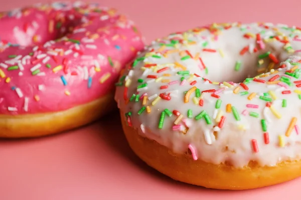 Zwei Saftige Frische Süße Donuts Mit Zuckerguss Und Streusel Auf — Stockfoto