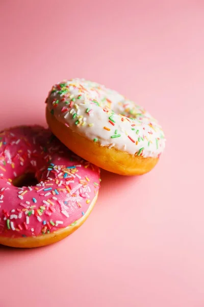 Zwei Saftige Frische Süße Donuts Mit Zuckerguss Und Streusel Auf — Stockfoto