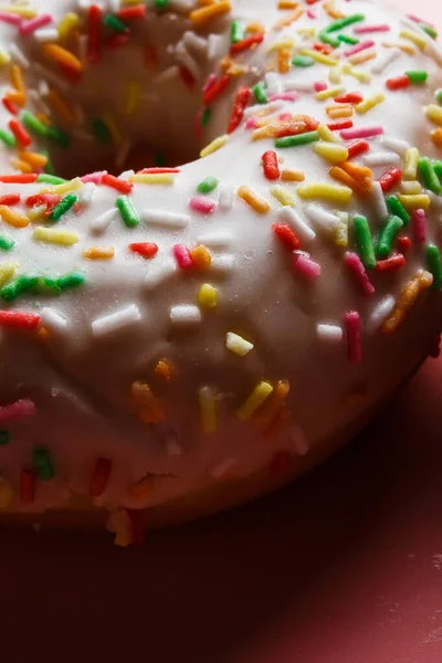 Zwei Saftige Frische Süße Donuts Mit Zuckerguss Und Streusel Auf — Stockfoto