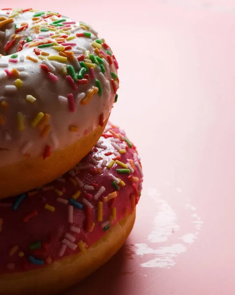 Zwei Saftige Frische Süße Donuts Mit Zuckerguss Und Streusel Auf — Stockfoto