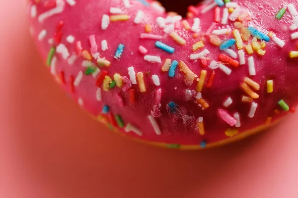 Два Сочных Свежих Сладких Пончика Сахарной Глазурью Посыпками Розовом Фоне — стоковое фото