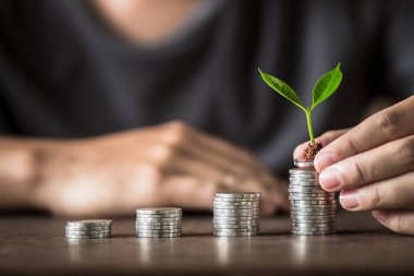 Gümüş sikke toplama ekleme para erkekler ellerini para toplama vardır