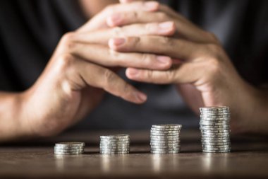 Gümüş sikke toplama ekleme para erkekler ellerini para toplama vardır