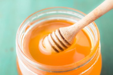 Bir ağaç Passion fruit güçlü fidan dikmek, kavram dikim genç ağaç tarafından eski el toprak olarak bakım ve kaydetmek istiyorsunuz