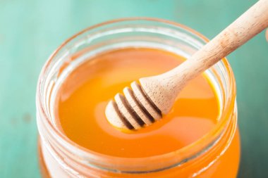 Bir ağaç Passion fruit güçlü fidan dikmek, kavram dikim genç ağaç tarafından eski el toprak olarak bakım ve kaydetmek istiyorsunuz