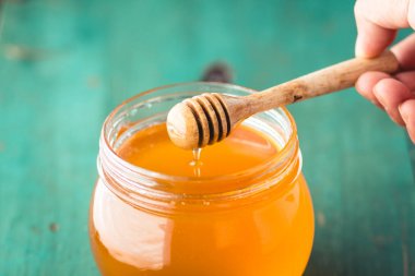 Bir ağaç Passion fruit güçlü fidan dikmek, kavram dikim genç ağaç tarafından eski el toprak olarak bakım ve kaydetmek istiyorsunuz