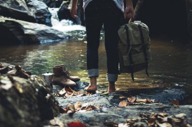 Orman doğal şelale içinde yürümek