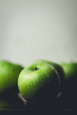 Taze yeşil elma düşük ışık alanları ve siyah arka plan