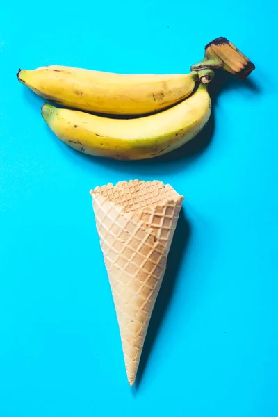 Бананові Фрукти Конус Синьому Фоні Влітку — стокове фото