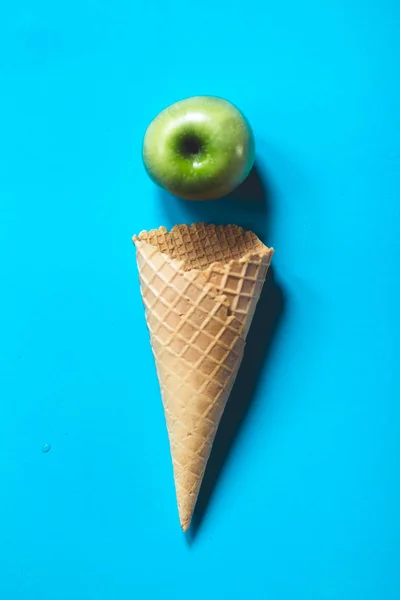 Fruta Maçã Cone Fundo Azul Verão — Fotografia de Stock