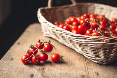 Sepet içinde taze domates kiraz 