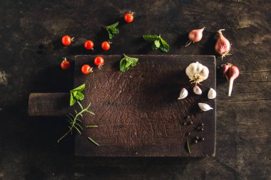 Ahşap doğrama tahtası ve otlar ve baharatlar pişirme