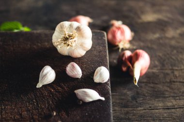 Ahşap doğrama tahtası ve otlar ve baharatlar pişirme