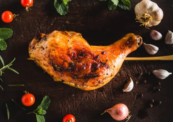 Pollo Cadera Ajo Pimienta Parrilla Colocado Una Tabla Cortar Madera —  Fotos de Stock