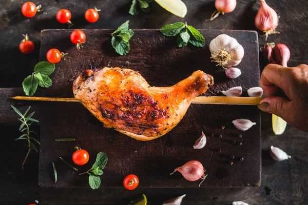 Poulet Hanches Ail Poivre Grillé Placé Sur Une Planche Découper — Photo