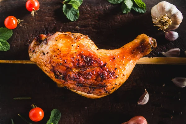 Pollo Cadera Ajo Pimienta Parrilla Colocado Una Tabla Cortar Madera —  Fotos de Stock