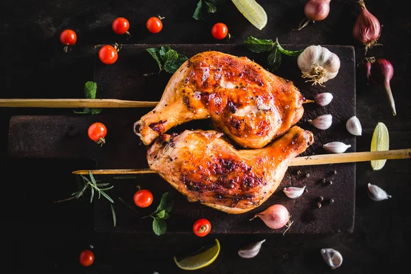 Fianchi Pollo Aglio Pepe Grigliato Posto Tagliere Legno Nero — Foto Stock