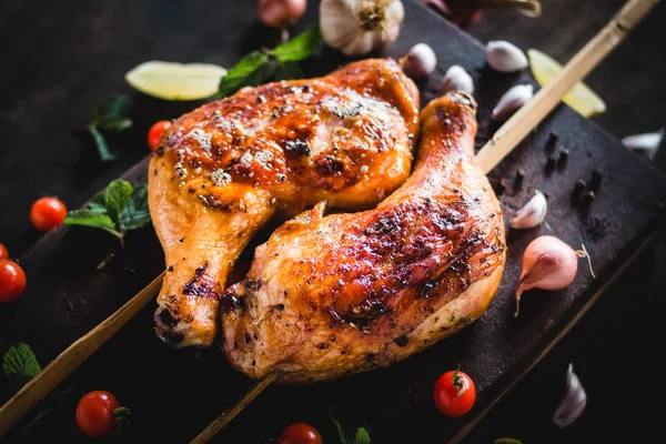 Pollo Cadera Ajo Pimienta Parrilla Colocado Una Tabla Cortar Madera —  Fotos de Stock