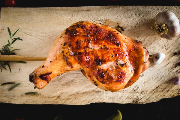 Pollo Cadera Ajo Pimienta Parrilla Colocado Una Tabla Cortar Madera —  Fotos de Stock