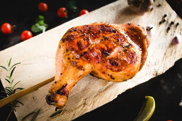 Pollo Cadera Ajo Pimienta Parrilla Colocado Una Tabla Cortar Madera —  Fotos de Stock