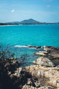 Mavi deniz ve deniz plaj kayalar