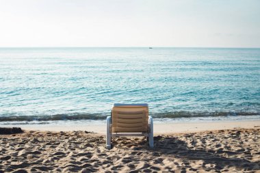 Plaj dalgalar ve balıkçı tekneleri Adası denizin üzerinde seyahat