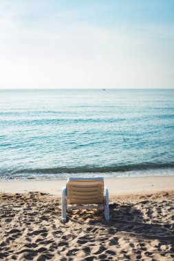 Plaj dalgalar ve balıkçı tekneleri Adası denizin üzerinde seyahat