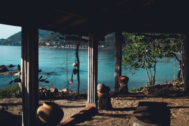 Plaj dalgalar ve balıkçı tekneleri Adası denizin üzerinde seyahat