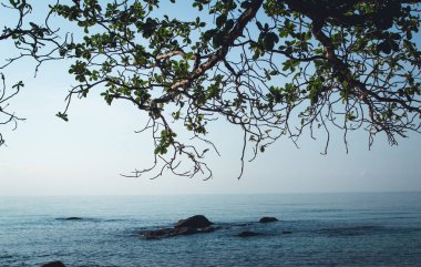 Plaj dalgalar ve balıkçı tekneleri Adası denizin üzerinde seyahat