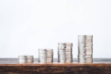 Para büyüme sikke gümüş ve genç el ve beyaz arka plan