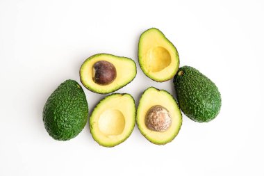 Avokado Taze Yeşil Beyaz arka planda - Sepette