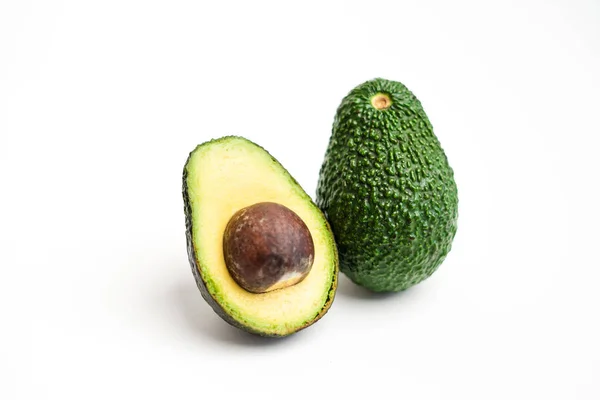 Авокадо Свежий зеленый На белом фоне - в корзине — стоковое фото