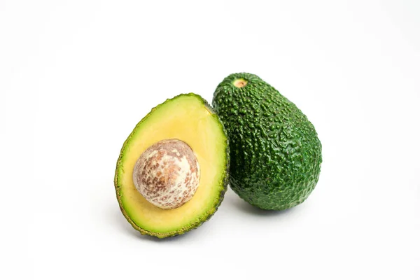 Avocado frisch grün auf weißem Hintergrund - in einem Korb — Stockfoto