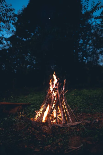 Ogień - ognisko w ogrodzie - Camping i namioty — Zdjęcie stockowe