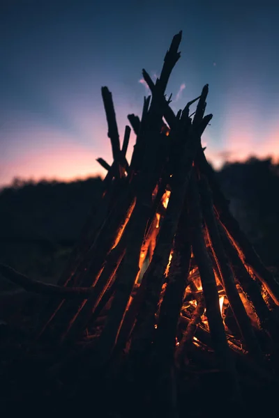 Feuer - Lagerfeuer im Garten - Zelten und Zelten — Stockfoto