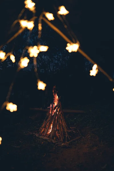 Ogień - ognisko w ogrodzie - Camping i namioty — Zdjęcie stockowe