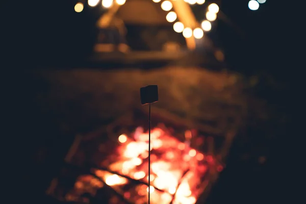 Feuer - Lagerfeuer im Garten - Zelten und Zelten — Stockfoto