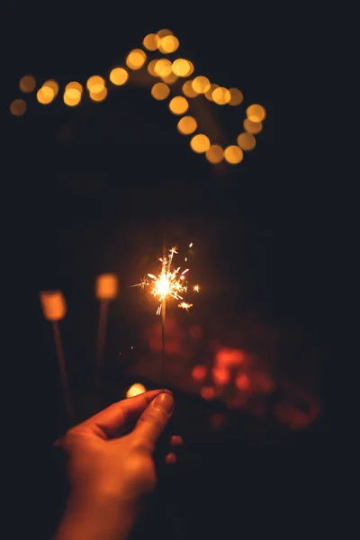 Csillogók és tűzből és sátrakból származó fények — Stock Fotó
