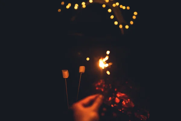 Sparklers en lichten van vuur en tenten — Stockfoto