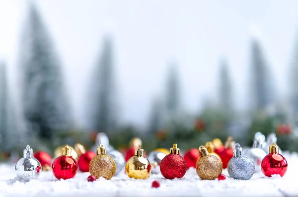 Natale - Ornamento natalizio - Coni di pino e rami Sul — Foto Stock