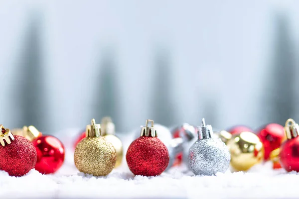 Vánoce - Vánoční ozdoba - Borovicové šišky a větve — Stock fotografie