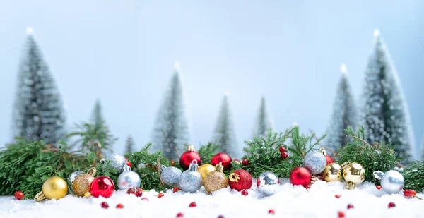 Vánoce - Vánoční ozdoba - Borovicové šišky a větve — Stock fotografie