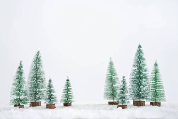 Weihnachten - Weihnachtsschmuck - Tannenzapfen und Zweige auf der — Stockfoto