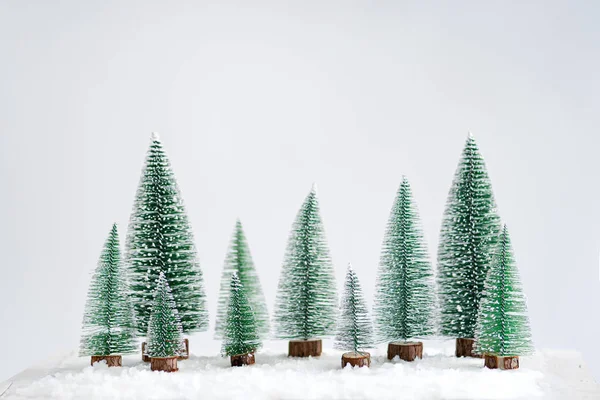 Weihnachten - Weihnachtsschmuck - Tannenzapfen und Zweige auf der — Stockfoto