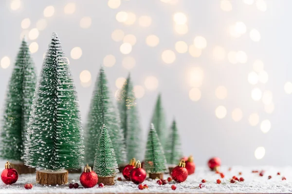 Noel - Noel süsü Çam kozalakları ve dallar — Stok fotoğraf