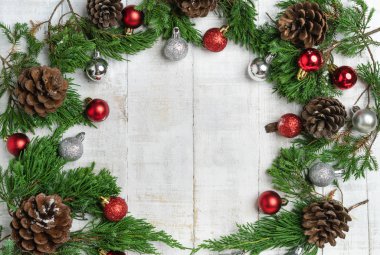 Noel - Karda çam kozalakları ve dallar