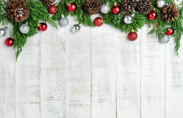 Noel - Karda çam kozalakları ve dallar