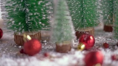 Noel - Noel süsü - Karda çam kozalakları ve dallar